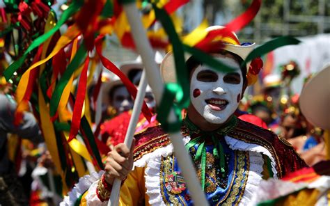 Le Carnaval Étincelant de Bogota: Une Fête Columbienne Avec la Diva Viviana Vega!